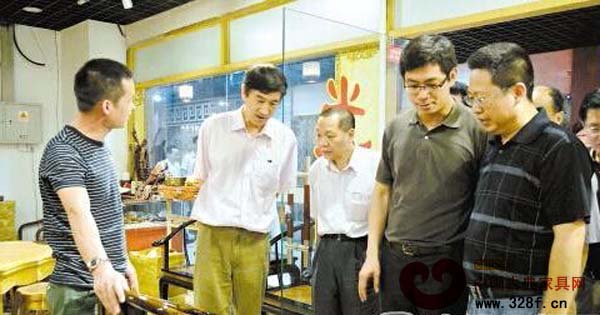 复评小组在新会古典家具城博览中心考察 