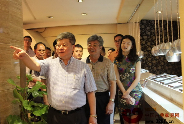 在红古轩红木文化馆内,丘树宏主席一行领略了红木家具的风姿 在红古轩红木文化馆内,丘树宏主席一行领略了红木家具的风姿