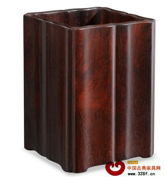 区氏臻品——大红酸枝方笔筒(价值1500元) 区氏臻品——大红酸枝方笔筒(价值1500元)