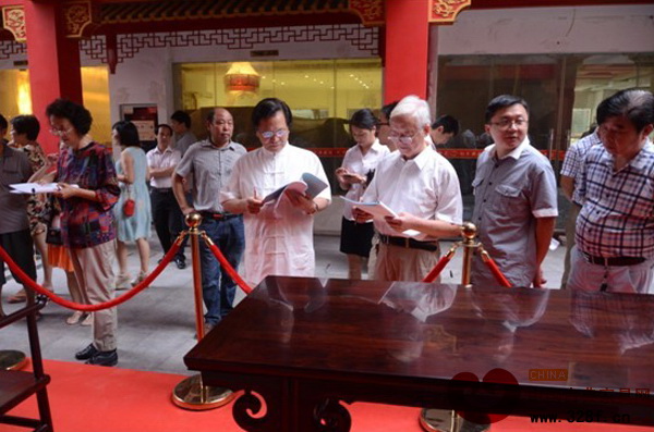 专家评审组正在认真地给参赛作品评分