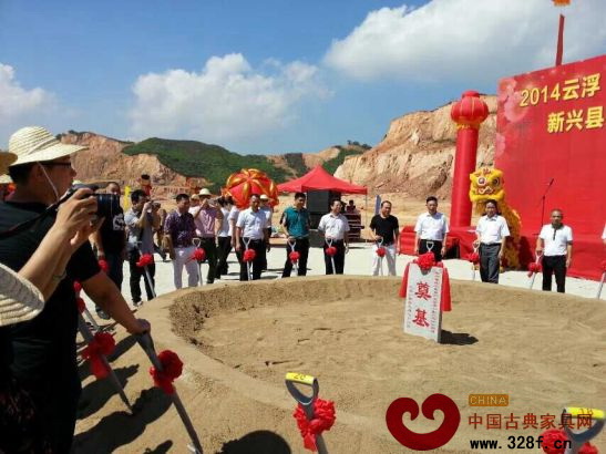 新兴县政府相关领导,广东浙联投资控股有限公司董事成员,新兴红木家具产业园第二批入园企业代表共同进行奠基仪式 新兴县政府相关领导,广东浙联投资控股有限公司董事成员,新兴红木家具产业园第二批入园企业代表共同进行奠基仪式