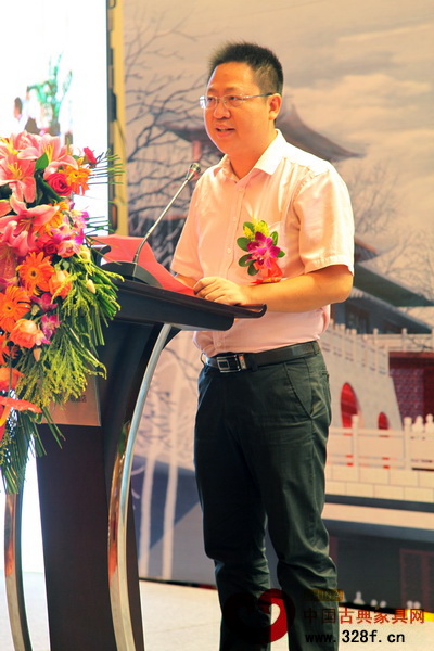 新会古典家具商会会长袁秋耘在讲话中希望企业抓住机遇,抱团合作,实现广作家具产业繁荣发展 新会古典家具商会会长袁秋耘在讲话中希望企业抓住机遇,抱团合作,实现广作家具产业繁荣发展