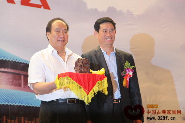 广作家具传承与发展联合会第一任会长萧照兴从朱长岭理事长手中接过联合会印玺 广作家具传承与发展联合会第一任会长萧照兴从朱长岭理事长手中接过联合会印玺