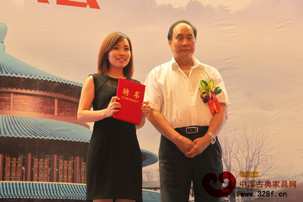 萧照兴会长为联合会秘书长方紫薇颁发聘书 萧照兴会长为联合会秘书长方紫薇颁发聘书