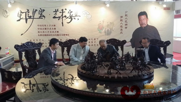 专家们在明清居红木展厅细细研究大师作品 