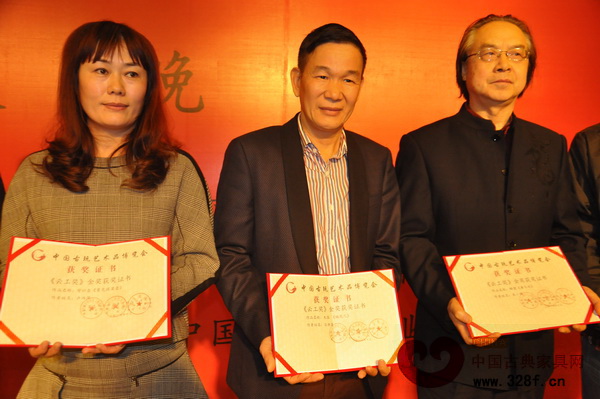  区氏臻品董事长区胜春作品《梅花几》获“云工奖”金奖