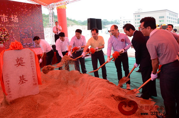 一众领导嘉宾为远扬红木家具批发市场项目动工培土 一众领导嘉宾为远扬红木家具批发市场项目动工培土