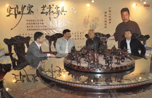 中国传统工艺大师邀请展上,古典家具修复工艺大师王秀林(右二)与故宫博物院副研究员周京南(右一)点评金彪云大师的作品 中国传统工艺大师邀请展上,古典家具修复工艺大师王秀林(右二)与故宫博物院副研究员周京南(右一)点评金彪云大师的作品