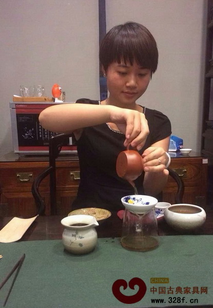 区氏臻品销售员正在练习泡茶 区氏臻品销售员正在练习泡茶