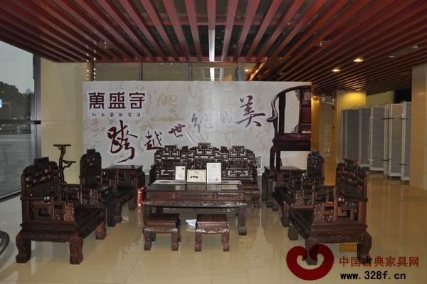 黄梅戏文化周除了台上用于道具的红木家具,观众观戏、休息的家具,也由万盛宇红木全权提供 黄梅戏文化周除了台上用于道具的红木家具,观众观戏、休息的家具,也由万盛宇红木全权提供