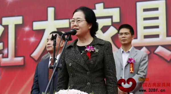 浙江省政协副主席陈艳华宣布花园红木家具城五期正式开业