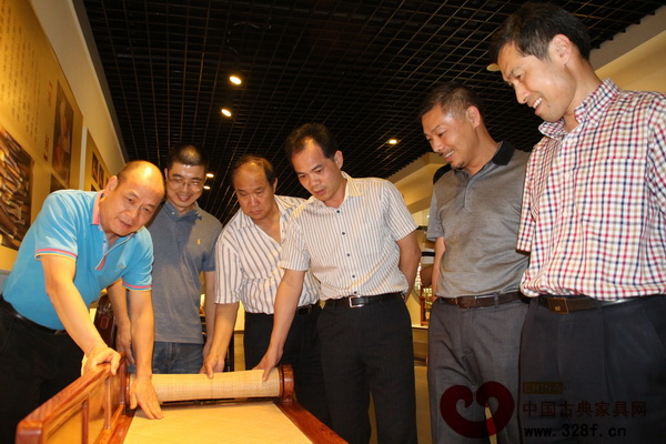 董事长(左三)与中山市大涌镇党委书记黄红全(右三)等观摩苏作家具 董事长(左三)与中山市大涌镇党委书记黄红全(右三)等观摩苏作家具
