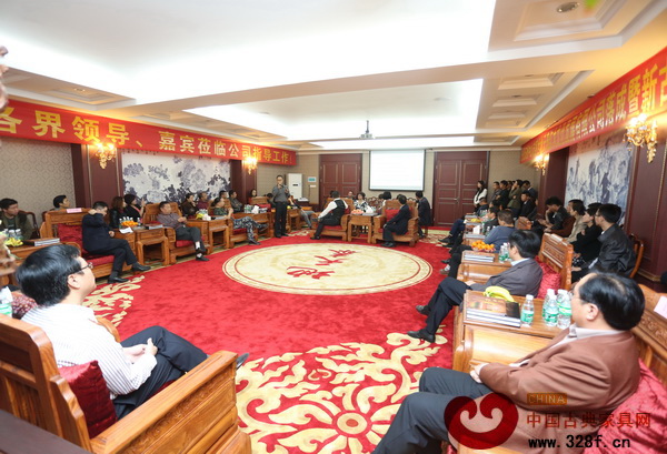 发布会现场，一行人在了解盛世地天泰的情况