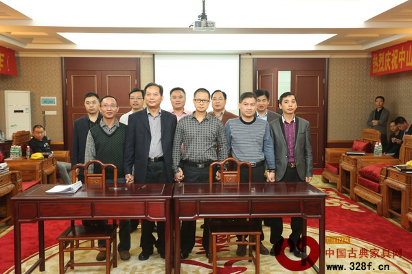 参与项目签约的嘉宾一同合影