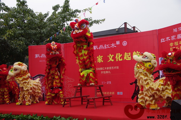 开业仪式上金狮起舞庆贺祝福 