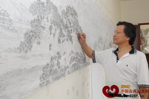 亚太地区手工艺大师、中国工艺美术大师陆光正在绘制雕刻图纸 亚太地区手工艺大师、中国工艺美术大师陆光正在绘制雕刻图纸