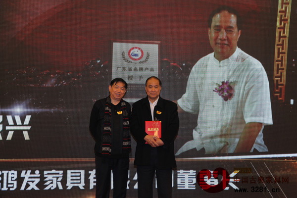 全国工商联民间文物艺术品商会会长宋建文(左)为“中国红木家具传承奖”获奖者萧照兴颁奖 全国工商联民间文物艺术品商会会长宋建文(左)为“中国红木家具传承奖”获奖者萧照兴颁奖