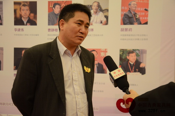 唐明居红木董事长胡高华接受央视的现场采访