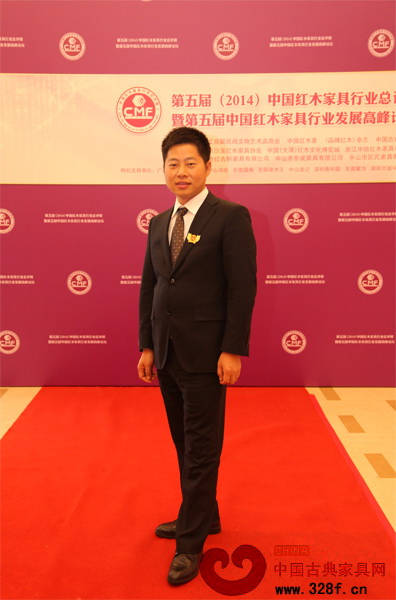 名典红木总经理朱永德摄于“2014红木总评榜”颁奖典礼红毯 名典红木总经理朱永德摄于“2014红木总评榜”颁奖典礼红毯