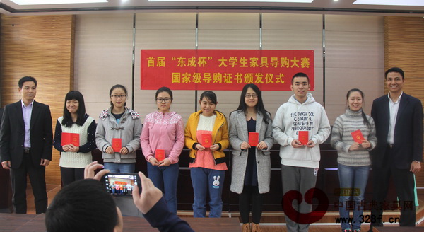 华农林学院副院长郭迪杰(右一)和东成红木人事行政经理谢建华(左一)为同学们颁发证书 华农林学院副院长郭迪杰(右一)和东成红木人事行政经理谢建华(左一)为同学们颁发证书
