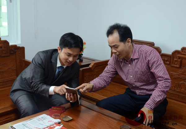 弘木传媒CEO林伟华为大涌镇党委书记黄红全(右)介绍新媒体应用在红木行业中的作用 弘木传媒CEO林伟华为大涌镇党委书记黄红全(右)介绍新媒体应用在红木行业中的作用