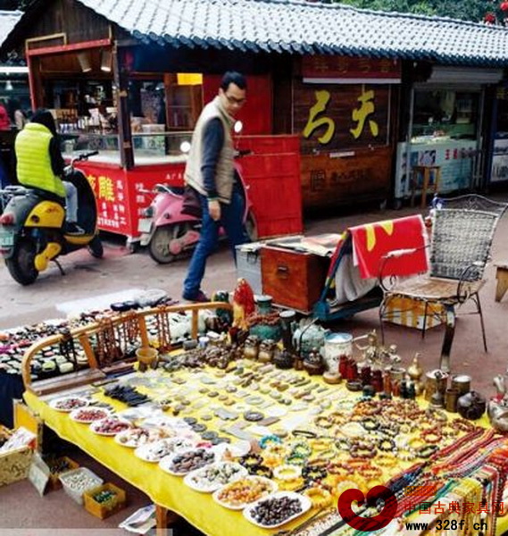 春节过后,南宁一家古玩市场的藏品摊位显得有些冷清。业内人士认为,今年多个收藏门类依旧面临调整,抱有投资预期的收藏人士应注意把握“高精尖”藏品。 春节过后,南宁一家古玩市场的藏品摊位显得有些冷清。业内人士认为,今年多个收藏门类依旧面临调整,抱有投资预期的收藏人士应注意把握“高精尖”藏品。