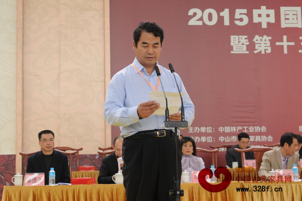 中国林业产业联合会秘书长、中国林产工业协会执行会长王满在致辞中表示中山红博会是中国红木家具产业体系的重要组成部分 中国林业产业联合会秘书长、中国林产工业协会执行会长王满在致辞中表示中山红博会是中国红木家具产业体系的重要组成部分