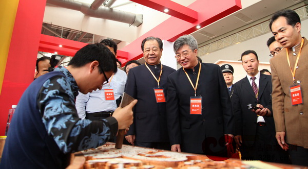 2015中山红木展期间举行“2015中国(中山)“鱼珠杯”红木雕刻大赛” 2015中山红木展期间举行“2015中国(中山)“鱼珠杯”红木雕刻大赛”