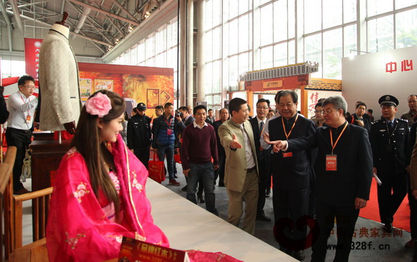 红古轩展馆将中山装与红木家具巧妙融合,得到嘉宾们的一致肯定 红古轩展馆将中山装与红木家具巧妙融合,得到嘉宾们的一致肯定