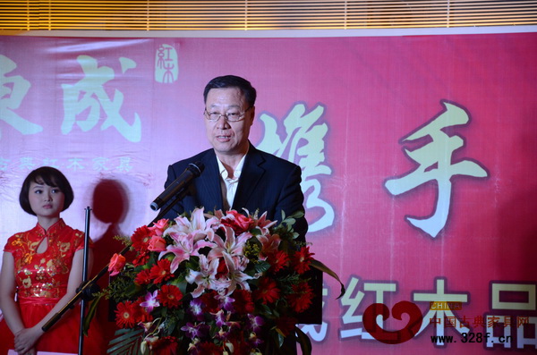 中国家具协会副理事长刘金良表示,东成红木的品牌发展,是中国红木家具品牌转型升级的中的突出代表 中国家具协会副理事长刘金良表示,东成红木的品牌发展,是中国红木家具品牌转型升级的中的突出代表