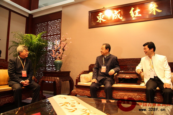 《经济日报》原总编辑、“中国品牌之父”艾丰(中),中山市政协主席丘树宏(左)与东成红木董事长张锡复(右)交流品牌建设思路 《经济日报》原总编辑、“中国品牌之父”艾丰(中),中山市政协主席丘树宏(左)与东成红木董事长张锡复(右)交流品牌建设思路