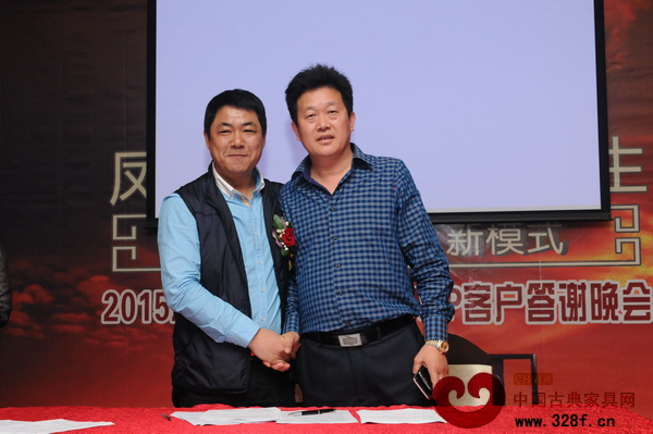 大清御品董事长张跃平(左)与经销商进行签约仪式后合影 大清御品董事长张跃平(左)与经销商进行签约仪式后合影