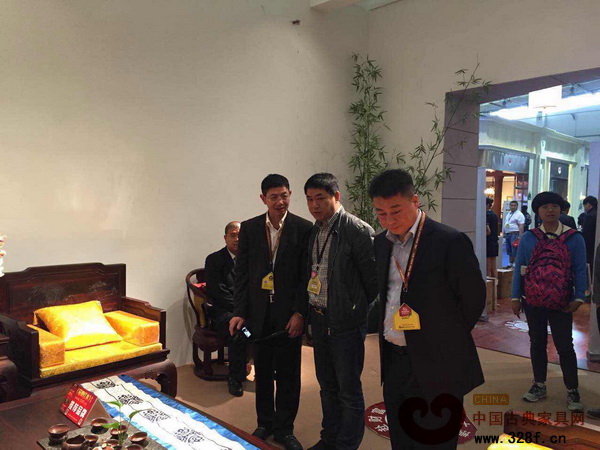 东阳市市委副书记、东阳市市长朱建军(右一),东阳市副市长陈军(左一)走访大清御品位于东莞名家具展的展厅 东阳市市委副书记、东阳市市长朱建军(右一),东阳市副市长陈军(左一)走访大清御品位于东莞名家具展的展厅
