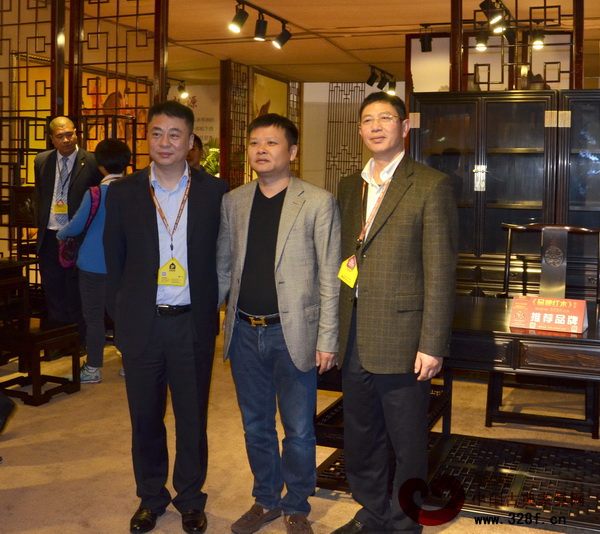 东阳市市委副书记、市长朱建军(左一),东阳市副市长陈军(右一)与東清阁董事长吴新军合影 东阳市市委副书记、市长朱建军(左一),东阳市副市长陈军(右一)与東清阁董事长吴新军合影