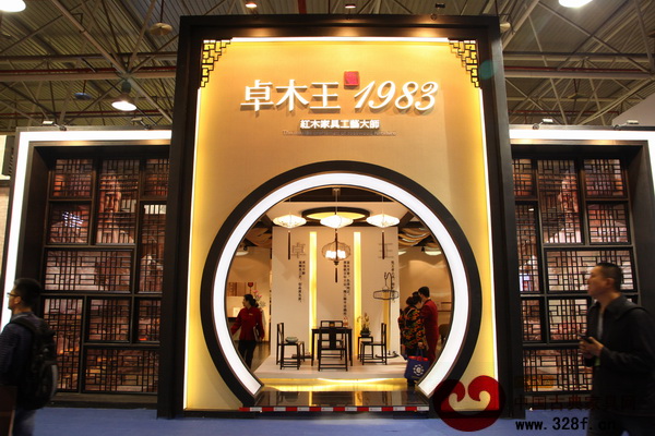 本届东莞名家具展上,展厅的布置都别出心裁(图为卓木王红木展厅) 本届东莞名家具展上,展厅的布置都别出心裁(图为卓木王红木展厅)