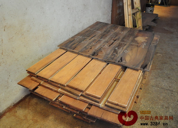 即将进入干燥机的木材 即将进入干燥机的木材