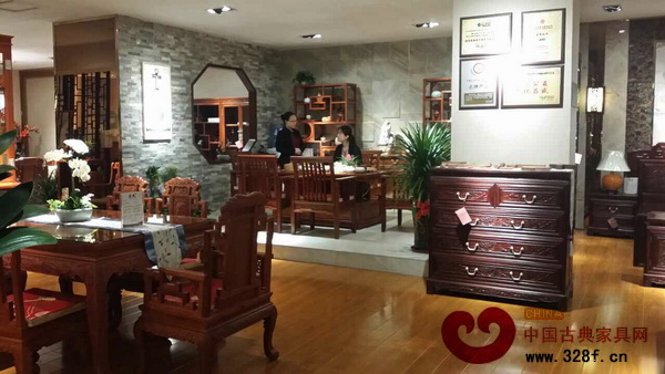 新开业的东成红木成都专卖店以“新古典”风格的缅甸花梨系列产品为主打 新开业的东成红木成都专卖店以“新古典”风格的缅甸花梨系列产品为主打