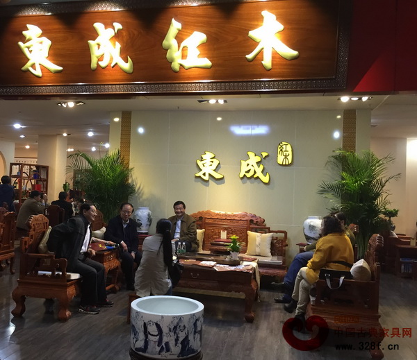 位于河南省郑州市商都路满圆红木城二楼的东成红木家居馆举行了盛大的开业典礼，正式加入了东成红木大家庭