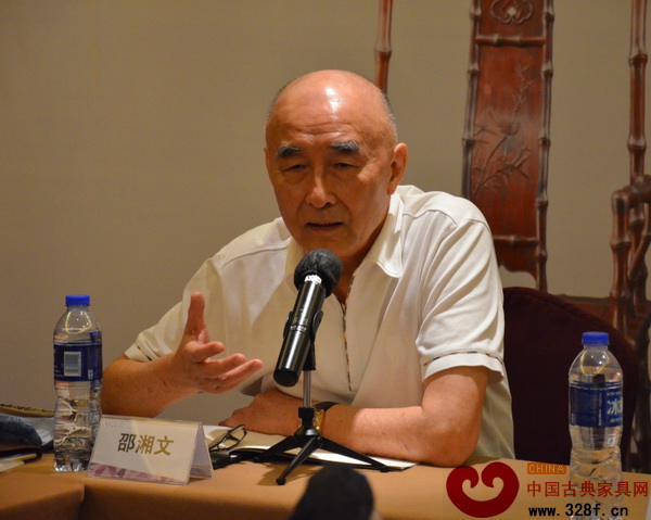 中国传统工艺大师、泰和园董事长邵湘文对泰和园“当代君子”竹节椅进行介绍 中国传统工艺大师、泰和园董事长邵湘文对泰和园“当代君子”竹节椅进行介绍
