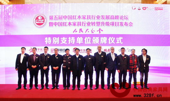 御乾堂董事长马海军(右二)作为第五届(2014)中国红木家具行业总评榜特别支持单位在北京人民大会堂留影 御乾堂董事长马海军(右二)作为第五届(2014)中国红木家具行业总评榜特别支持单位在北京人民大会堂留影