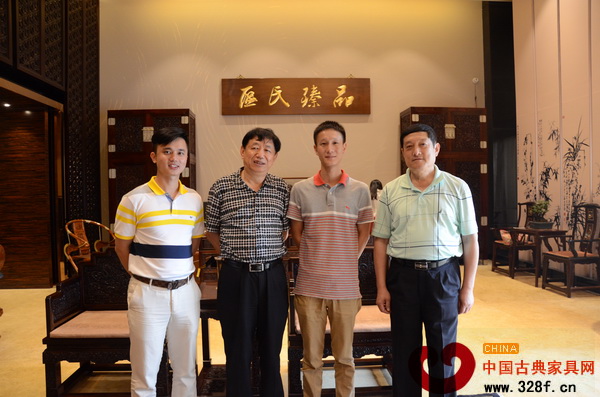 全国工商联民间文物艺术品商会会长宋建文（左二）、全国工商联民间文物艺术品商会秘书长肖秉侠（右一）、区氏臻品总经理区锦泽（右二）与弘木传媒CEO林伟华（左一）合影