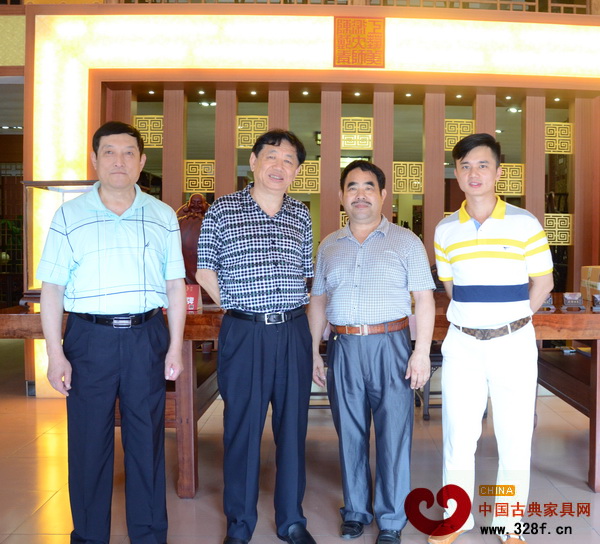 全国工商联民间文物艺术品商会会长宋建文（左二）、全国工商联民间文物艺术品商会秘书长肖秉侠、鸿庭轩董事长陈戴青（右二）与弘木传媒CEO林伟华（右一）合影