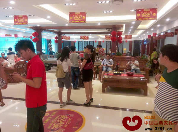 大清御品广东茂名专卖店开业当天,吸引了众多消费者,场面十分热闹 大清御品广东茂名专卖店开业当天,吸引了众多消费者,场面十分热闹
