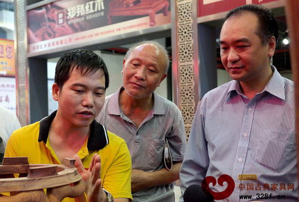 宏达一品居工匠在向评委阐述工艺理念 宏达一品居工匠在向评委阐述工艺理念