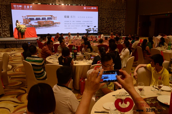 忆古轩西厢房中式后现代红木家具新品发布会现场受到众人关注 忆古轩西厢房中式后现代红木家具新品发布会现场受到众人关注