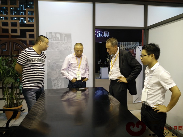 东阳木雕红木家具吸引了外宾的广泛关注 东阳木雕红木家具吸引了外宾的广泛关注