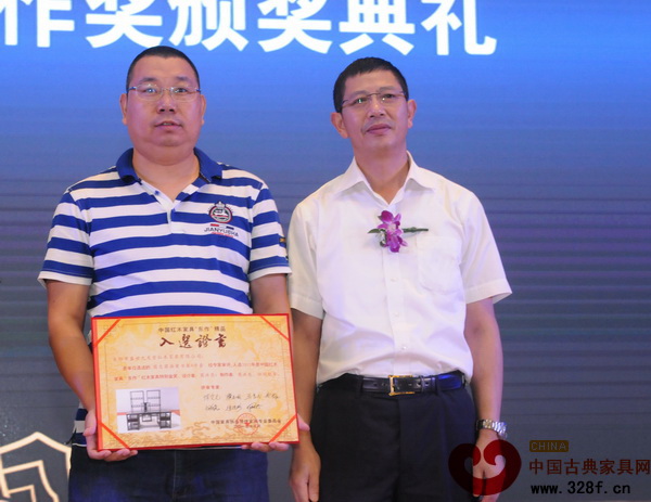 东阳市人民政府副市长陈军（右）为九龙堂颁发“东作”奖特别金奖证书