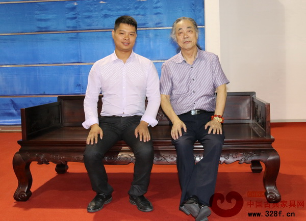 中国明式家具研究所原所长濮安国(右)为华夏一品的获奖作品点评后,与总经理张拓合影 中国明式家具研究所原所长濮安国(右)为华夏一品的获奖作品点评后,与总经理张拓合影