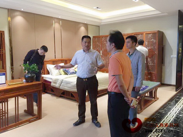 考察团在东阳中信红木,大涌镇党委书记黄红全(右一)与中信红木董事长李忠信(左一)等交流学习 考察团在东阳中信红木,大涌镇党委书记黄红全(右一)与中信红木董事长李忠信(左一)等交流学习