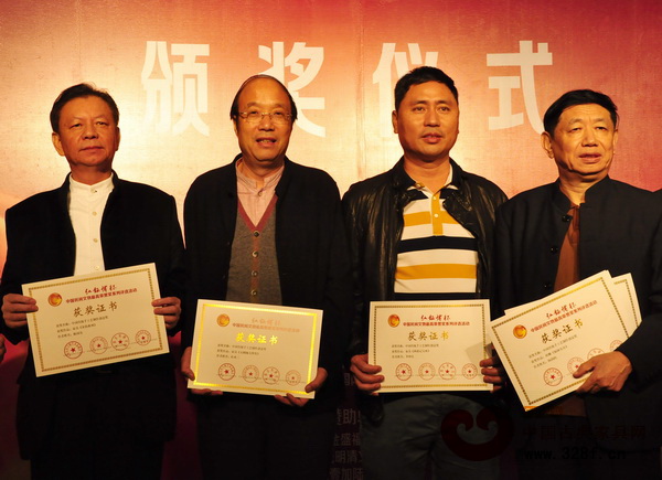 红古轩《西游记宝座》获“中国传统手工艺制作创意奖”,红古轩生产厂长李仲良(右二)上台领奖 红古轩《西游记宝座》获“中国传统手工艺制作创意奖”,红古轩生产厂长李仲良(右二)上台领奖